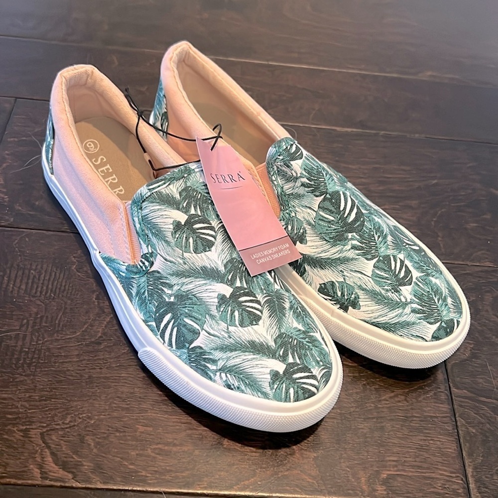 Serra canvas boho green leaf slip on sneakers NWT 9